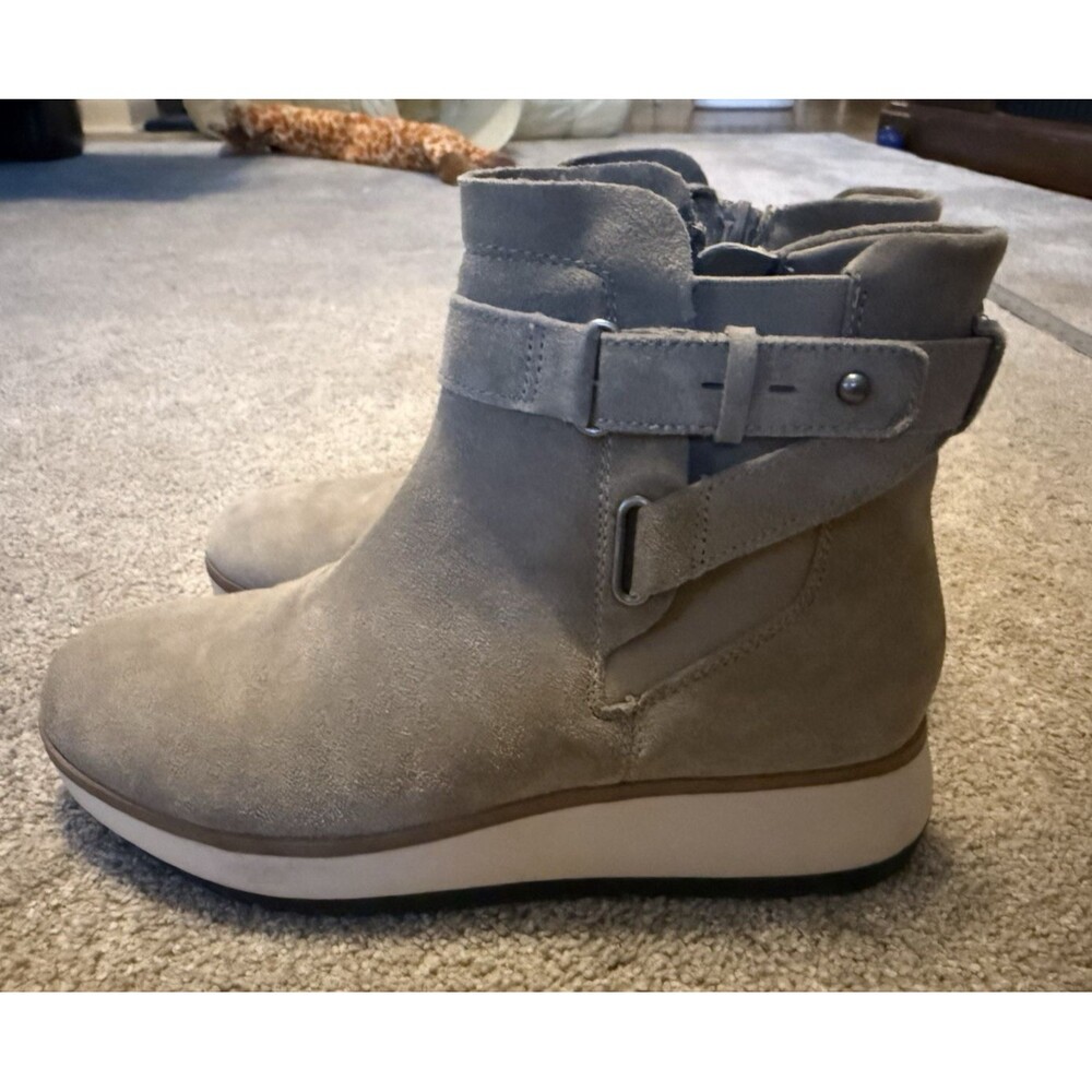 Clarks Zylah Faye Boots Women's size 7 Ankle Booties Taupe Suede Zip